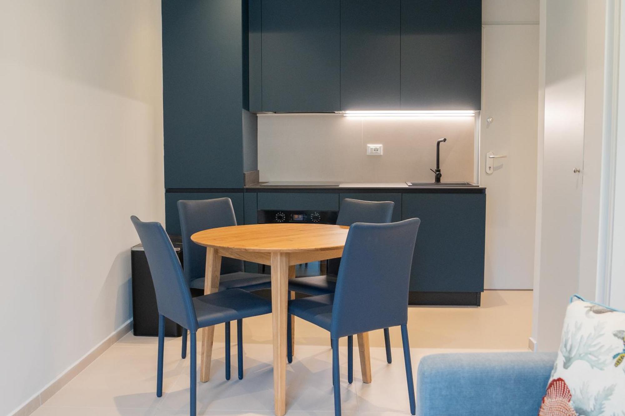 Armanda-suite W Private Box Auto *